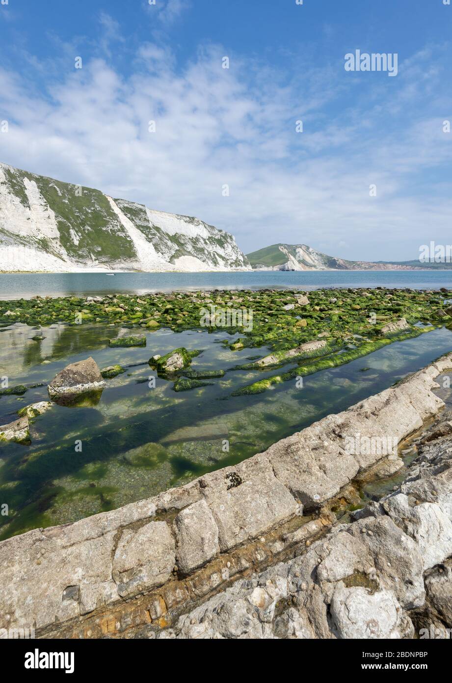 Vista attraverso le formazioni rocciose di Mupe Bay sul percorso costiero sud-ovest sulla Jurassic Coast a Dorset, Inghilterra, Regno Unito Foto Stock