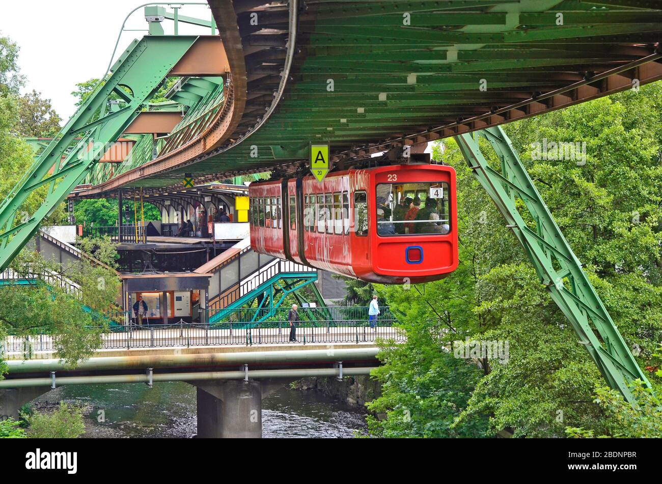 Wuppertal, Renania settentrionale-Vestfalia, Germania - 27 Maggio 2011: persone non identificate e overhead pubblici treno nella stazione, usuali modalità di trasporto nel c Foto Stock