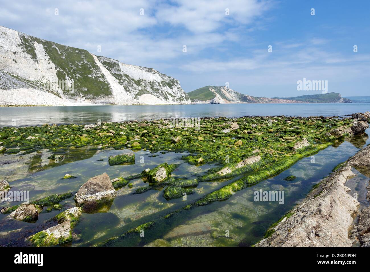 Vista attraverso le formazioni rocciose di Mupe Bay sul percorso costiero sud-ovest sulla Jurassic Coast a Dorset, Inghilterra, Regno Unito Foto Stock