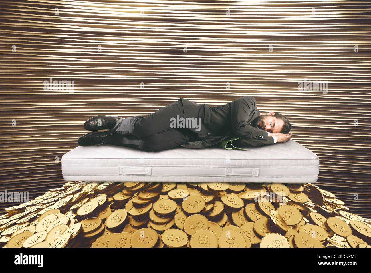 L'uomo d'affari dorme con i soldi sotto il materasso per evitare il rischio di investire nel mercato finanziario Foto Stock