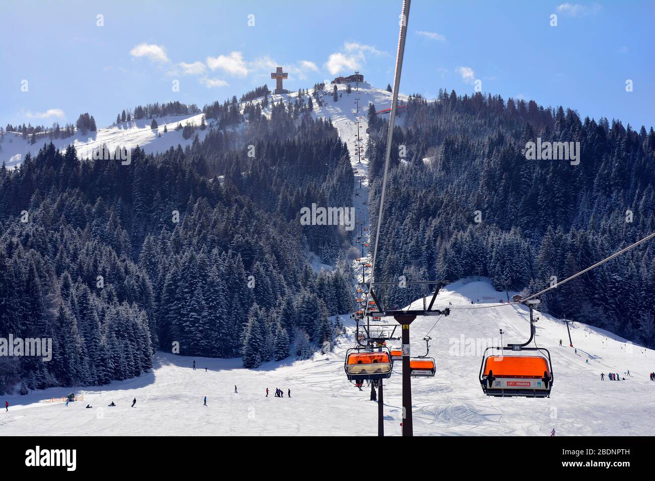 St. Jakob, Austria - 03 marzo 2015: Persone non identificate e seggiovia fino alla stazione di cima e Jakobs-cross sulla montagna Buchensteinwand in Val Pillersee Foto Stock