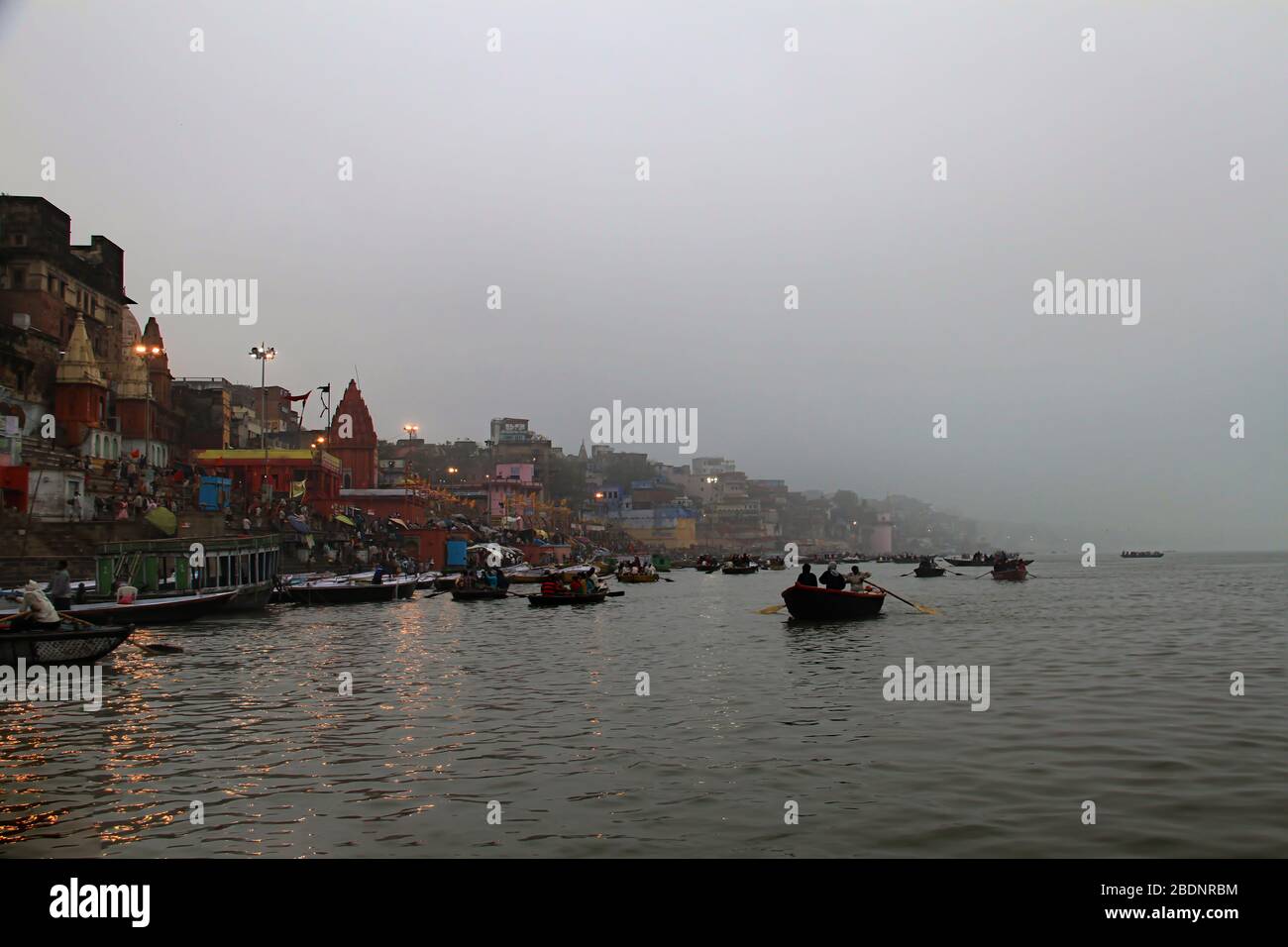 I ghats di Varanasi lungo la riva occidentale del Gange sacro Foto Stock