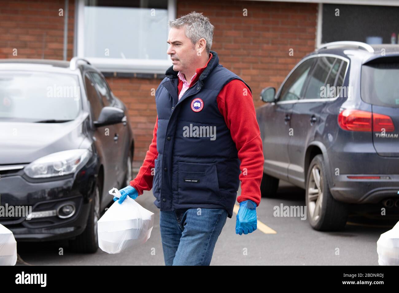 Membro del Parlamento del North Warwickshire Craig Tracey consegna pacchi alimentari ai residenti locali del suo collegio elettorale durante il blocco del Coronavirus Covid 19 Foto Stock