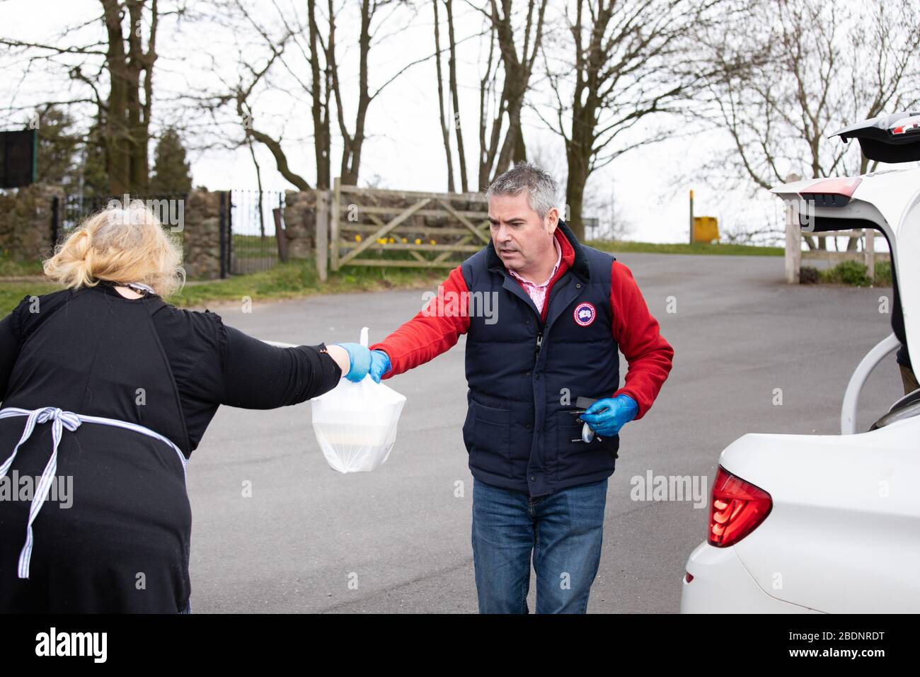 Membro del Parlamento del North Warwickshire Craig Tracey consegna pacchi alimentari ai residenti locali del suo collegio elettorale durante il blocco del Coronavirus Covid 19 Foto Stock