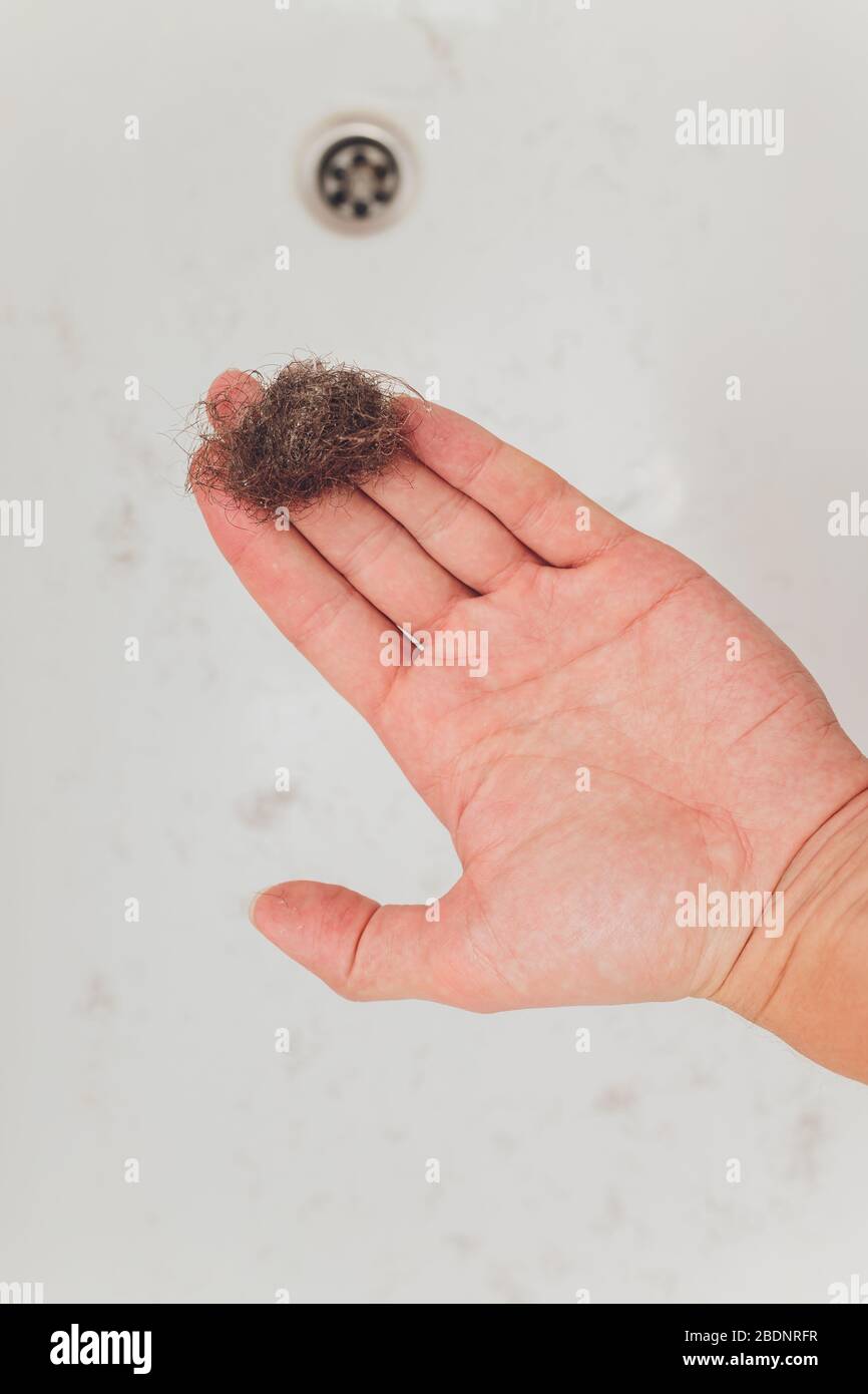 Blocco di capelli neri isolato su sfondo bianco Foto Stock