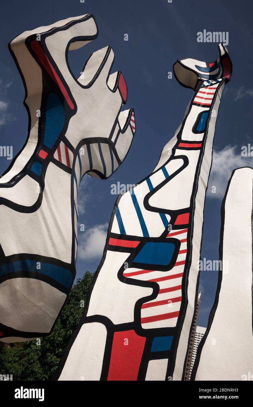 Vista verticale ad angolo basso della scultura Monument au Fantome di Jean Dubuffet al parco urbano pubblico Discovery Green nel centro di Houston, Texas Foto Stock