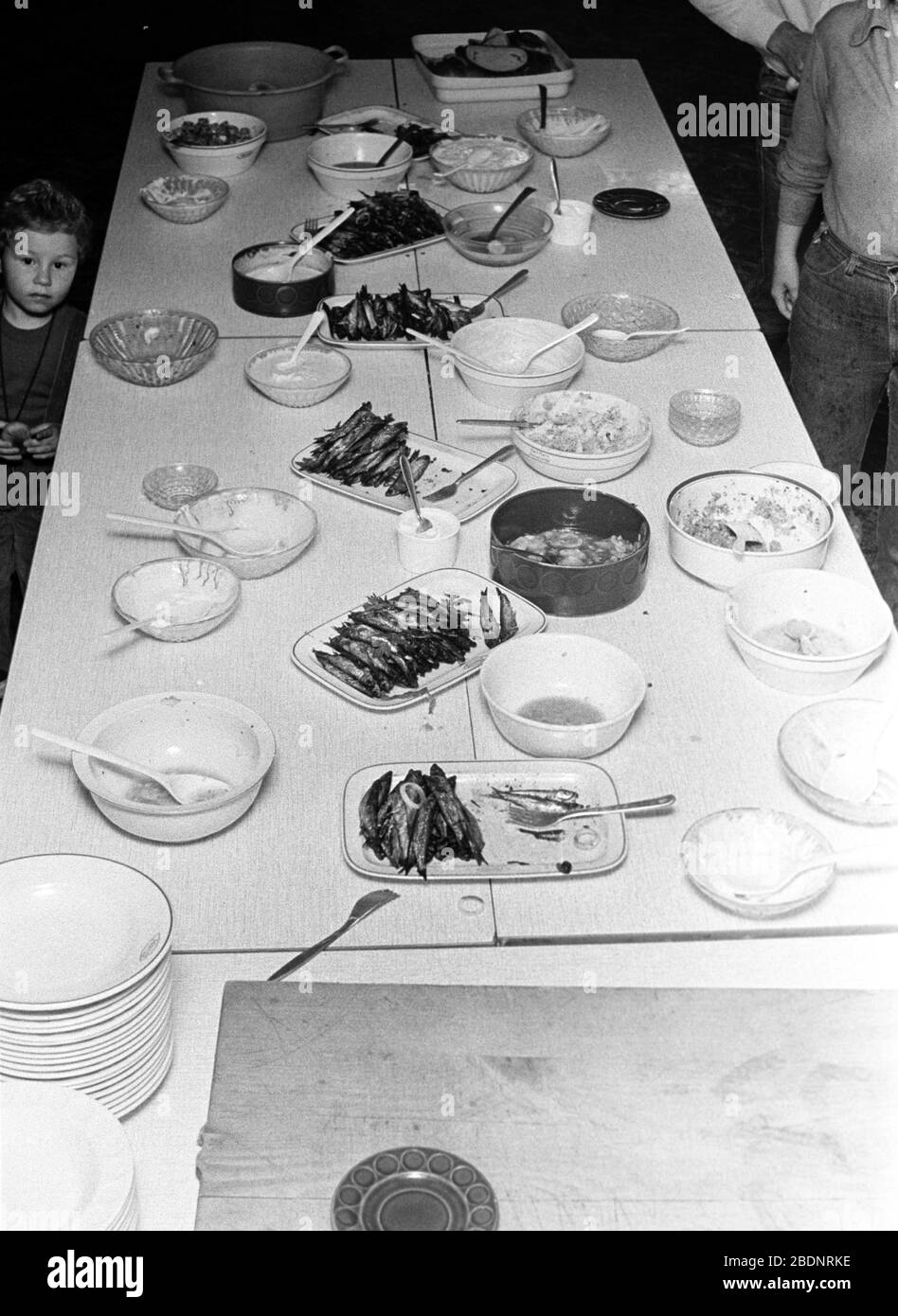 30 novembre 1979, Sassonia, Lipsia: Il tavolo si sta abbassando - durante un pomeriggio comune nel tempo libero all'inizio degli anni '80 è pronto un buffet freddo. Data esatta di registrazione non nota. Foto: Volkmar Heinz/dpa-Zentralbild/ZB Foto Stock