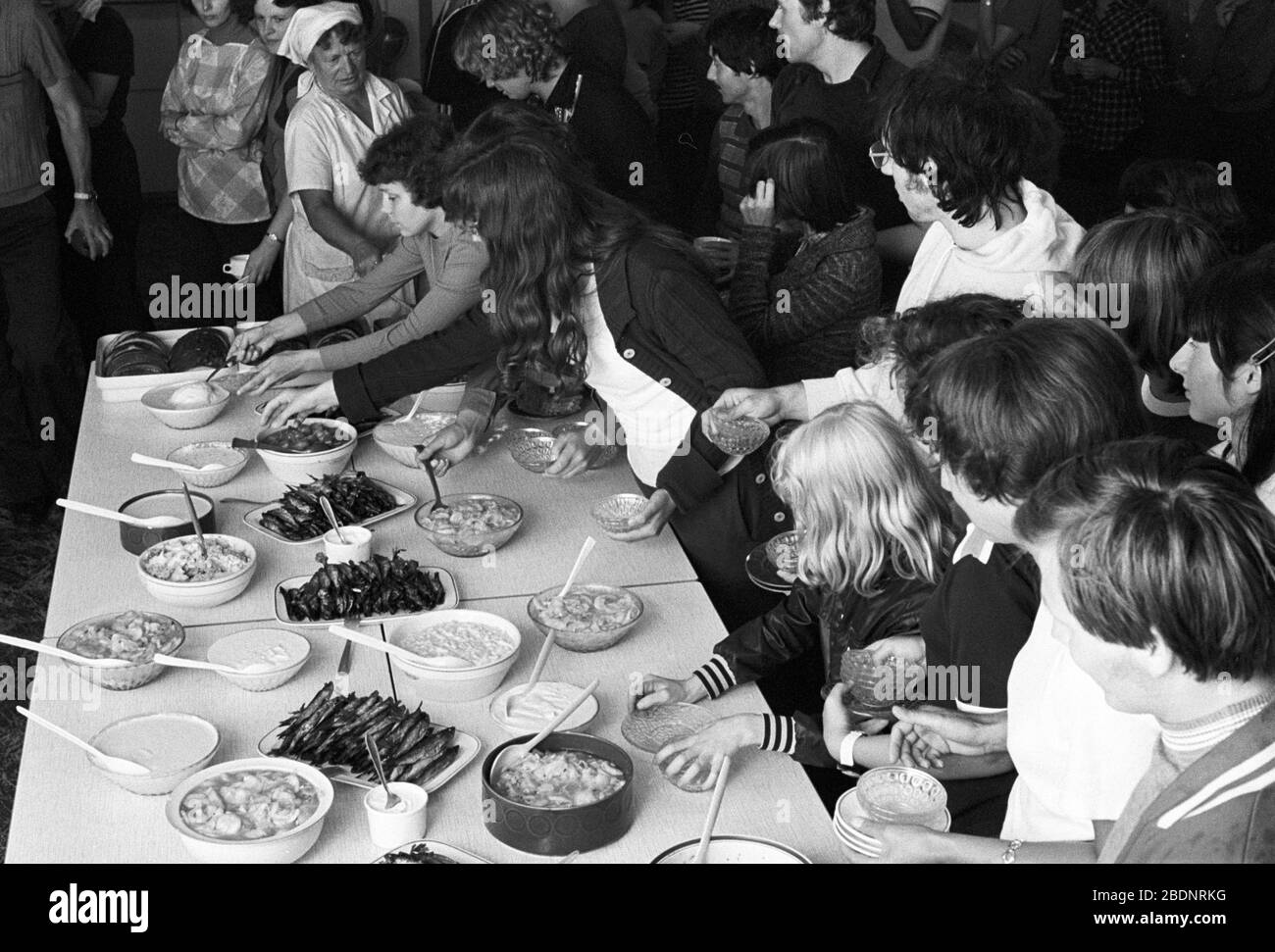 30 novembre 1979, Sassonia, Lipsia: âstorming la buffetâ fredda - durante un pomeriggio comune nel tempo libero all'inizio degli anni '80, gli ospiti âstormedâ il buffet freddo. Data esatta di registrazione non nota. Foto: Volkmar Heinz/dpa-Zentralbild/ZB Foto Stock