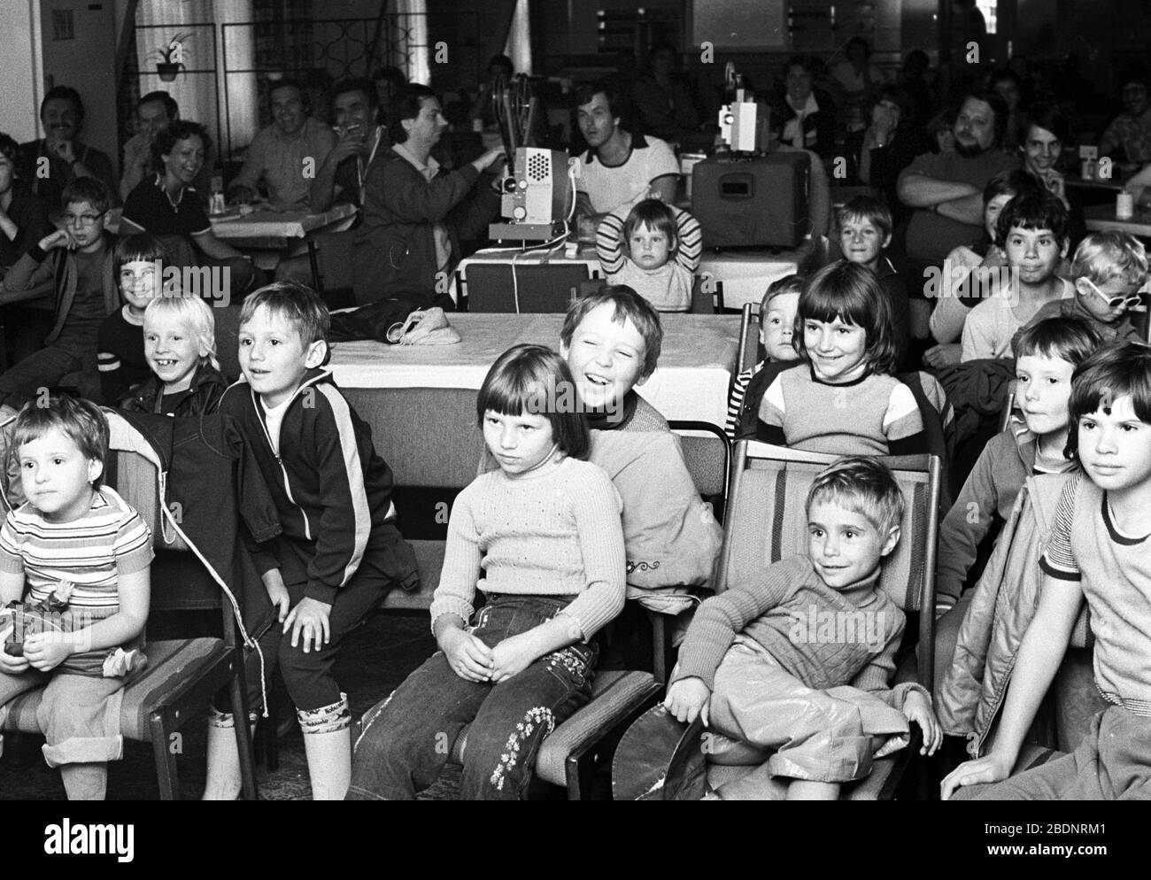 30 novembre 1979, Sassonia, Lipsia: Insieme, bambini e genitori guardano un film per bambini con uno stretto proiettore durante un pomeriggio per bambini all'inizio degli anni '80. Data esatta di registrazione non nota. Foto: Volkmar Heinz/dpa-Zentralbild/ZB Foto Stock