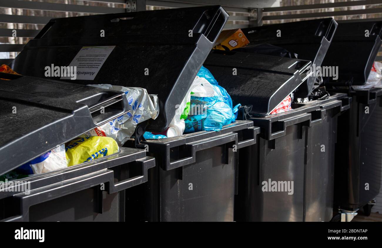 Contenitori per rifiuti domestici da 400 litri eccessivamente riempiti presso il punto comune di raccolta rifiuti , Finlandia Foto Stock