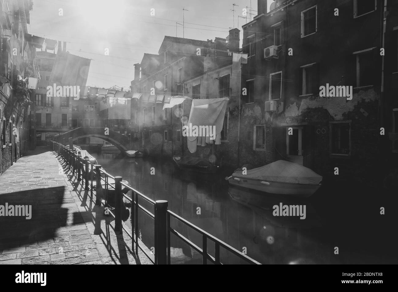 Linea di abbigliamento che attraversa un canale a Venezia. Autentica vista veneziana. Nero e bianco Foto Stock