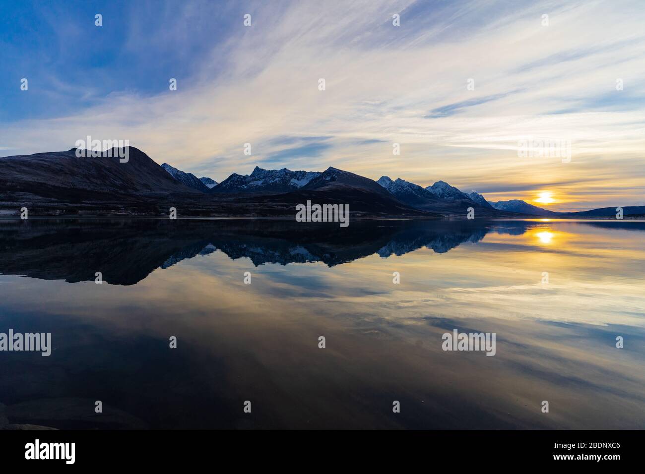 Questa foto è stata scattata alle 13:00 al fiordo di Lyngen nella Norvegia settentrionale Foto Stock