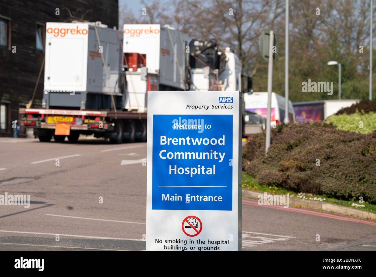 Brentwood Essex 9 aprile 2020 i lavori hanno accelerato la conversione del Brentwood Community Hospital in uno stabilimento Covid-19. I residenti riferiscono che la struttura illustrata è stata messa in su in meno di ventiquattro ore di accreditamento: Ian Davidson/Alamy Live News Foto Stock