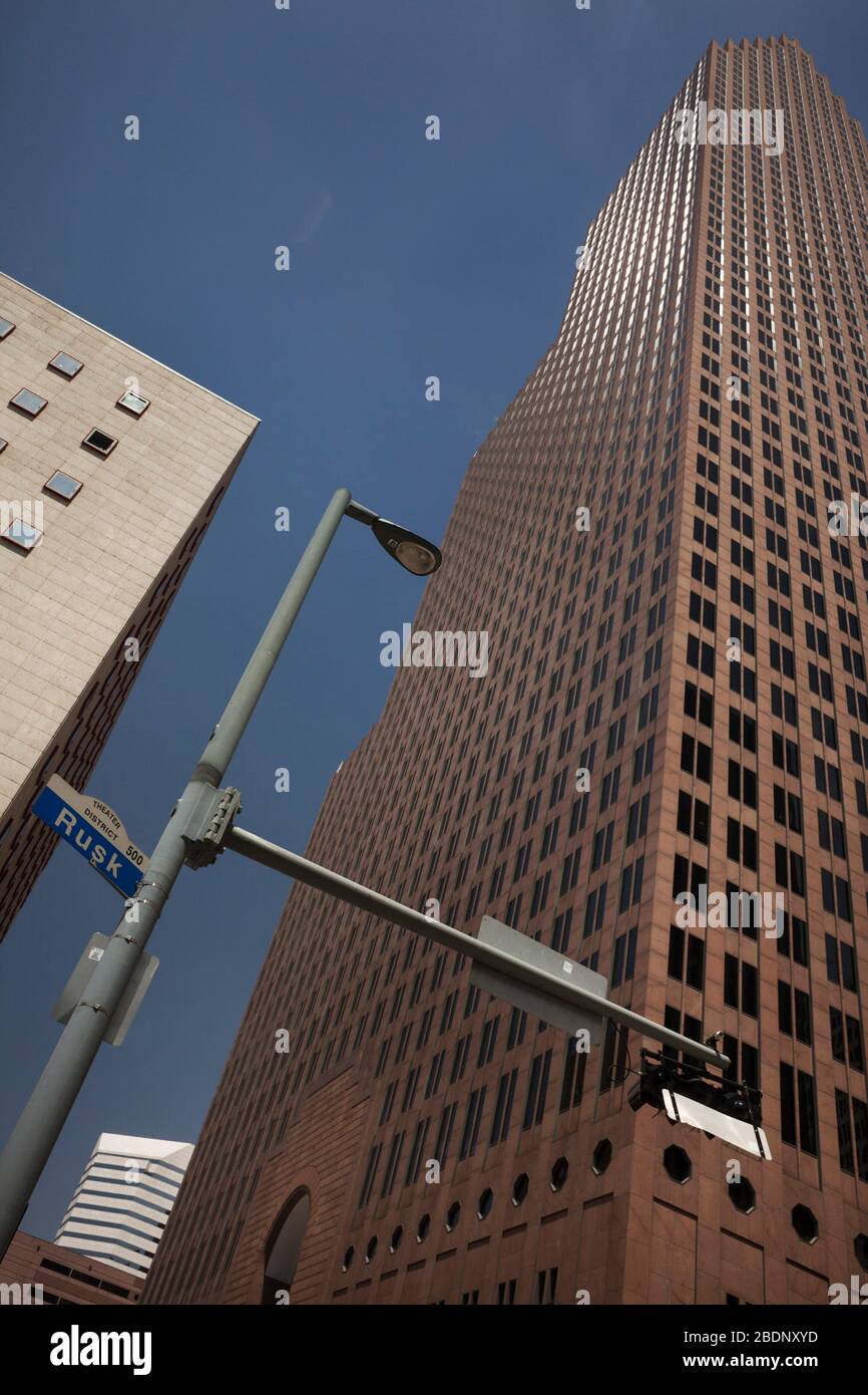 Vista inclinata e ad angolo basso del grattacielo Bank of America, del quartiere dei teatri, del centro di Houston, Texas Foto Stock