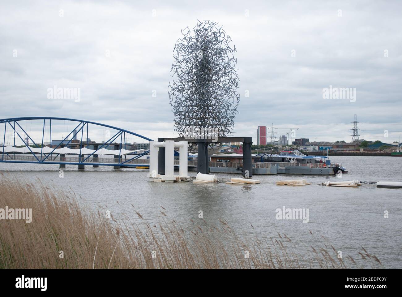 Steel Sculpture sul Tamigi a Quantum Cloud Greenwich, Londra di Antony Gormley Foto Stock