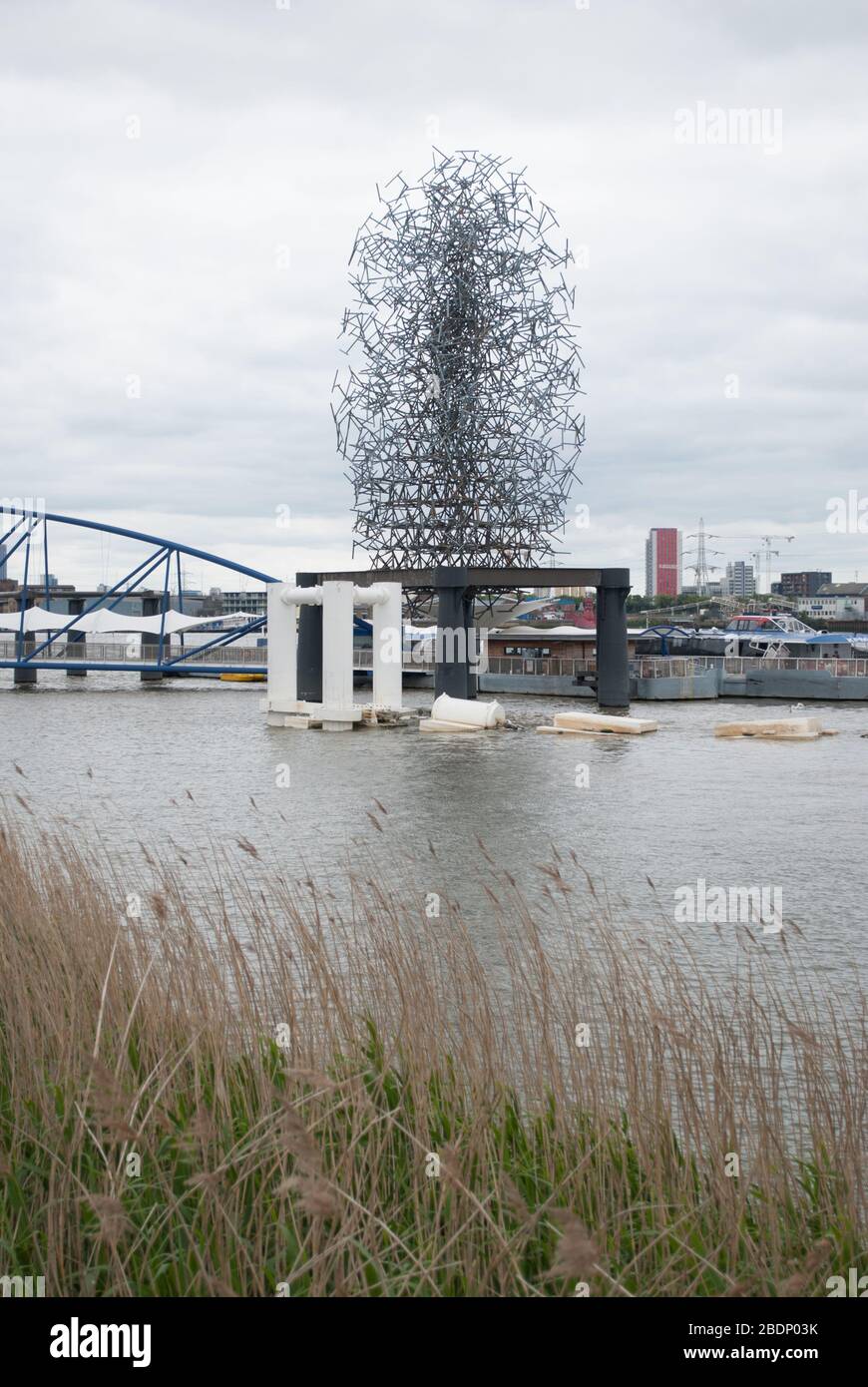 Steel Sculpture sul Tamigi a Quantum Cloud Greenwich, Londra di Antony Gormley Foto Stock