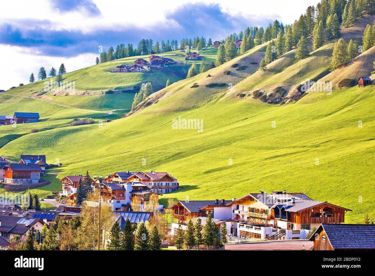 Pittoresco villaggio di San Cassiano, con vista panoramica sulle Alpi, Dolomiti in Alto Adige, Italia Foto Stock