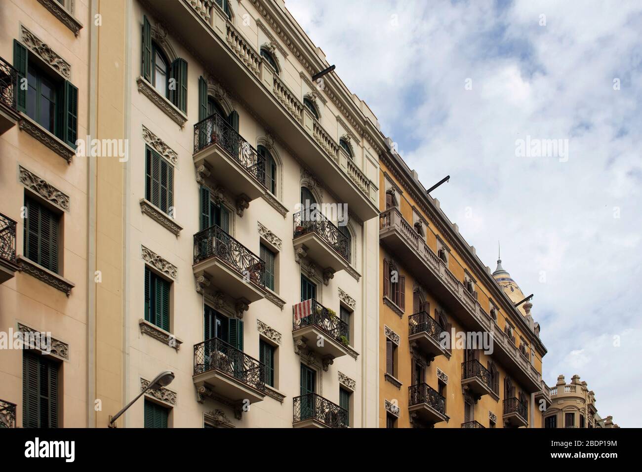 Vista degli edifici storici, tradizionali e tipici che mostrano lo stile architettonico spagnolo/catalano a Barcellona. È una giornata estiva. Foto Stock