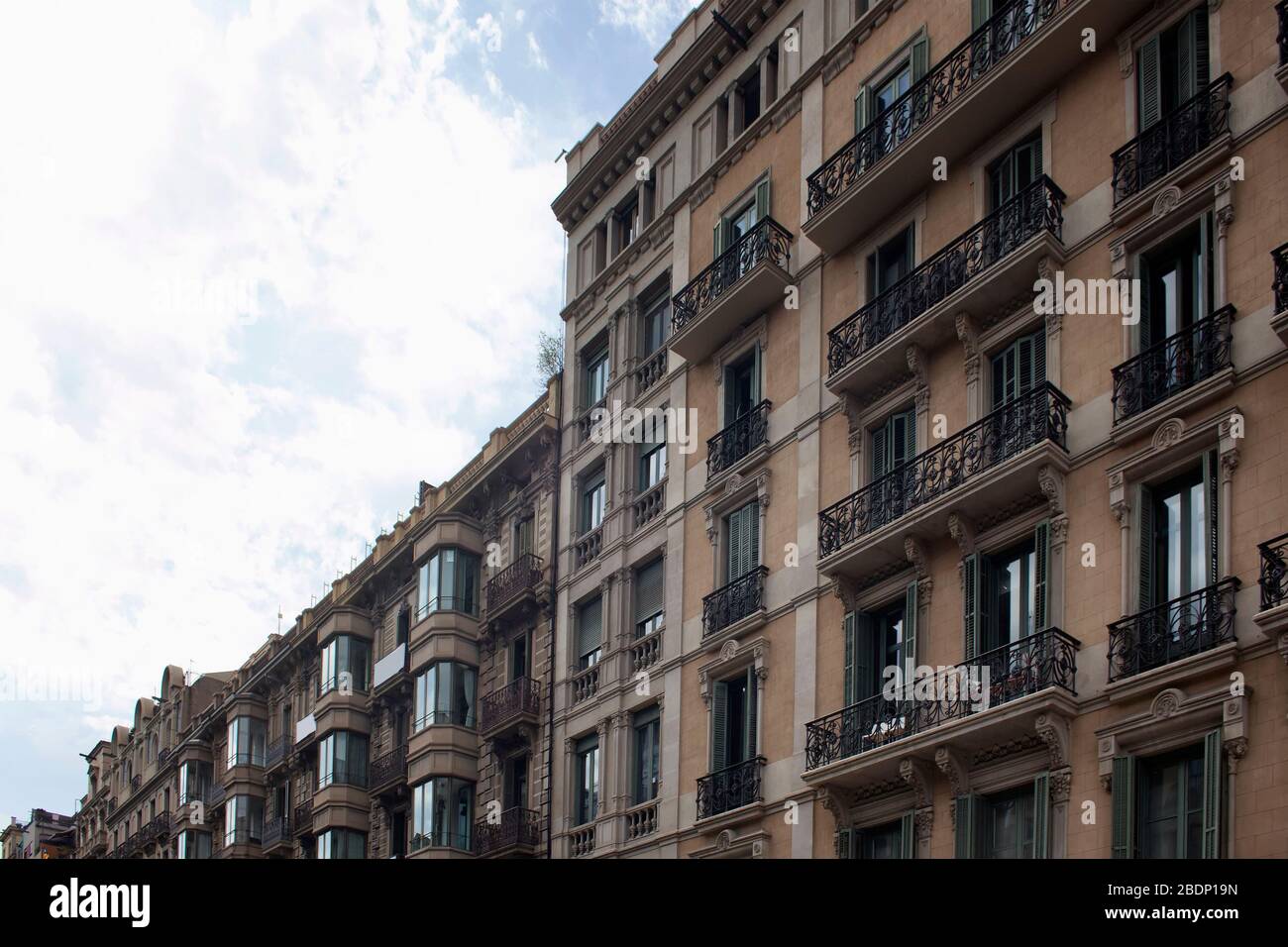 Vista degli edifici storici, tradizionali e tipici che mostrano lo stile architettonico spagnolo/catalano a Barcellona. È una giornata estiva. Foto Stock