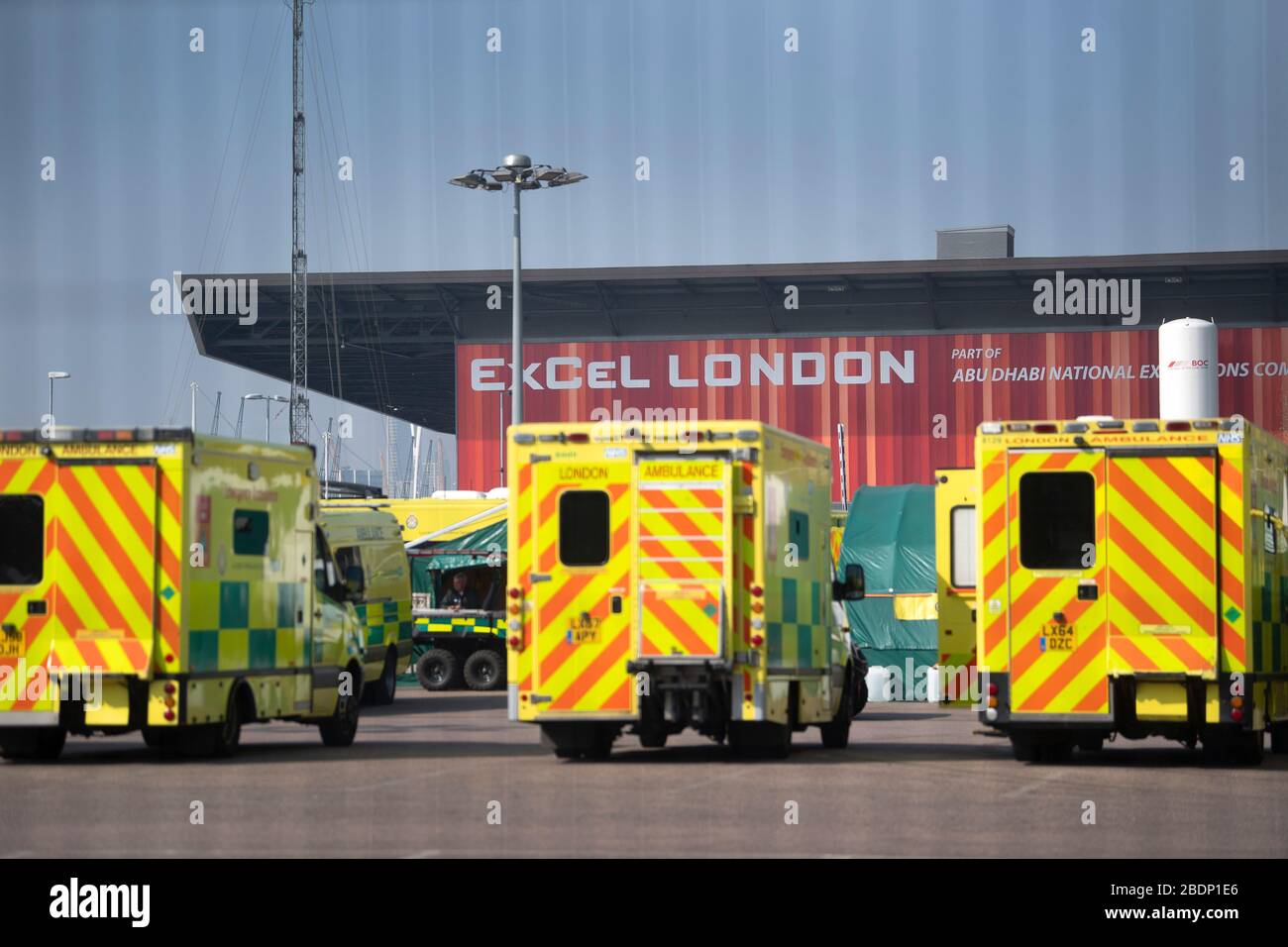 Ambulanze al di fuori del NHS Nightingale Hospital presso il centro Excel di Londra, un ospedale temporaneo con 4000 posti letto che è stato istituito per il trattamento di pazienti Covid-19. Foto Stock