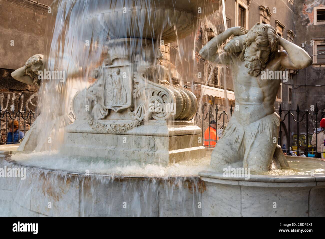 Catania, Italia - 22 Gen 2019: La fontana di Amenano e le sculture in marmo sul fiume sotterraneo che scorre sotto il centro di Catania in Sicilia Foto Stock