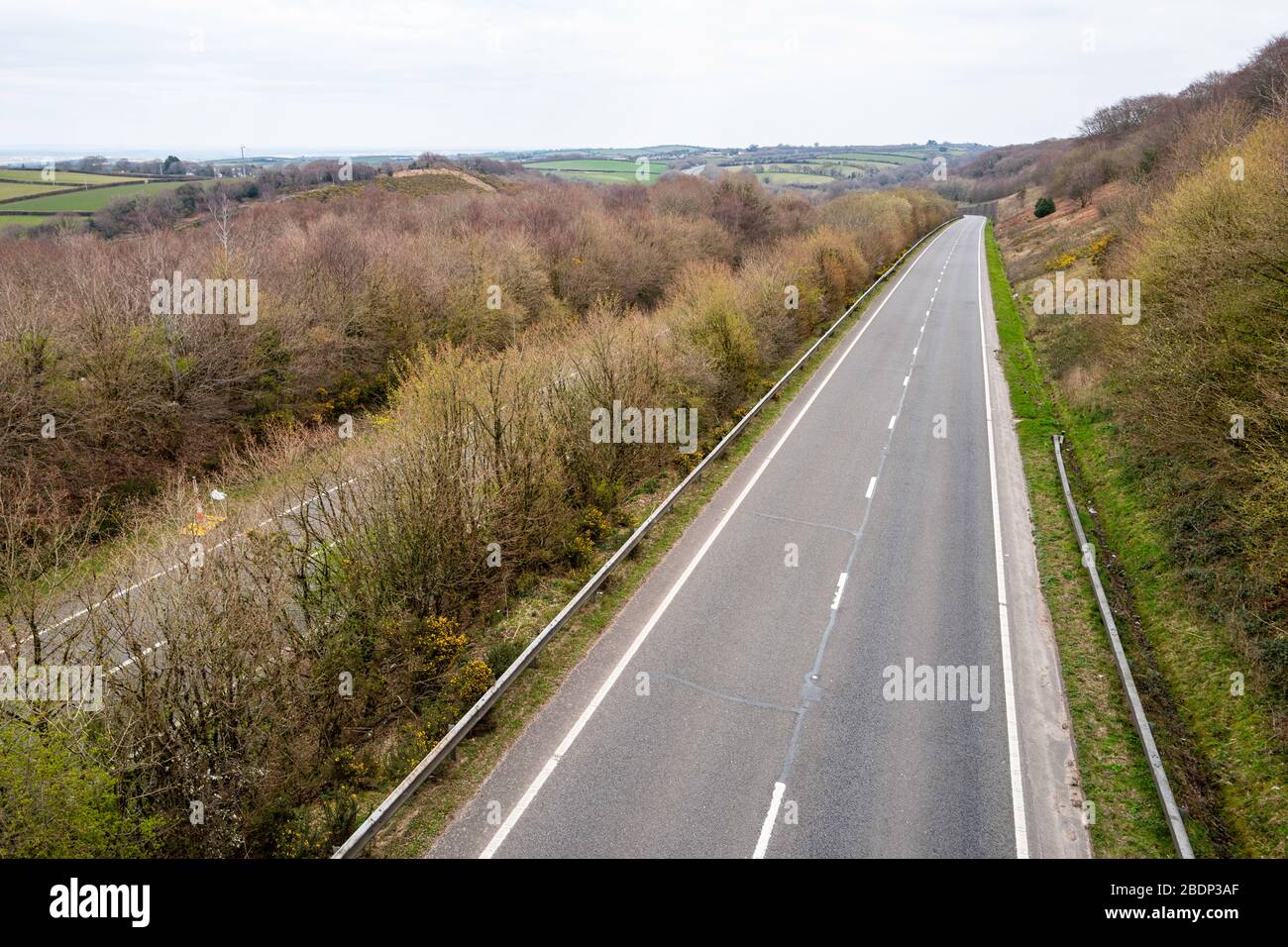 La strada del tronco A30 vuota non mostra alcun traffico di primavera per la Cornovaglia nel sud-ovest dell'Inghilterra durante le restrizioni di viaggio COVID-19, aprile 2020. Foto Stock