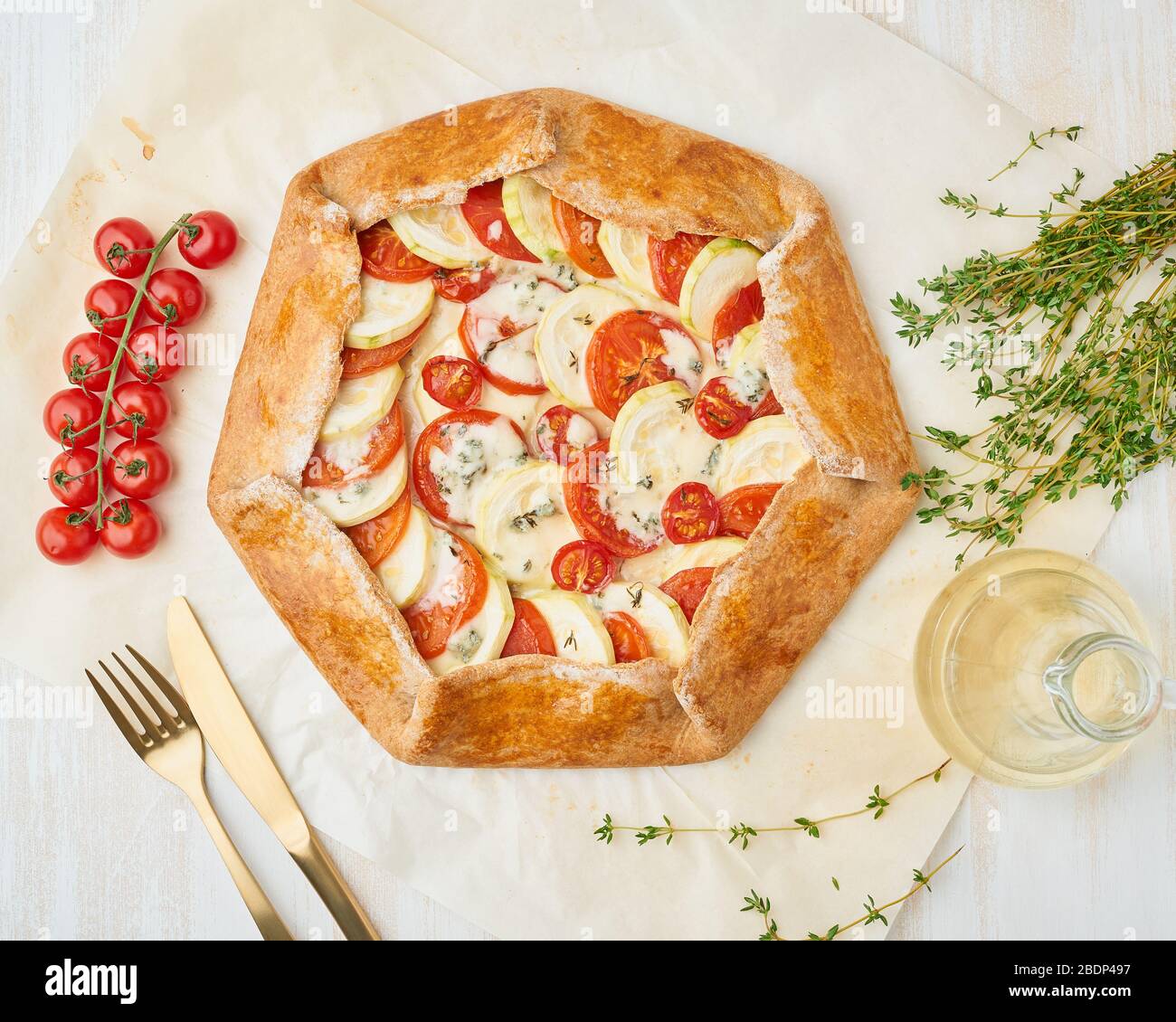 Ricetta passo dopo passo. Galette fatta in casa con verdure, torta integrale. Vista dall'alto Foto Stock