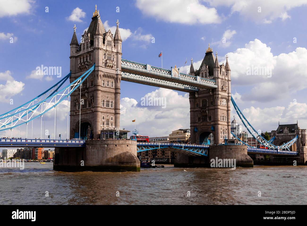 L'iconico Tower Bridge che attraversa il Tamigi a Londra, Regno Unito. Foto Stock L'iconico Tower Bridge che attraversa il Tamigi a Londra, Regno Unito. Foto Stock