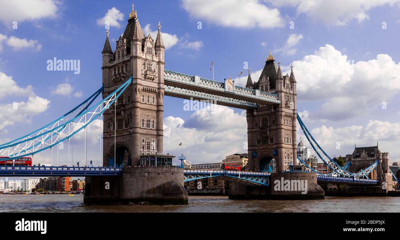 L'iconico Tower Bridge che attraversa il Tamigi a Londra, Regno Unito. Foto Stock L'iconico Tower Bridge che attraversa il Tamigi a Londra, Regno Unito. Foto Stock