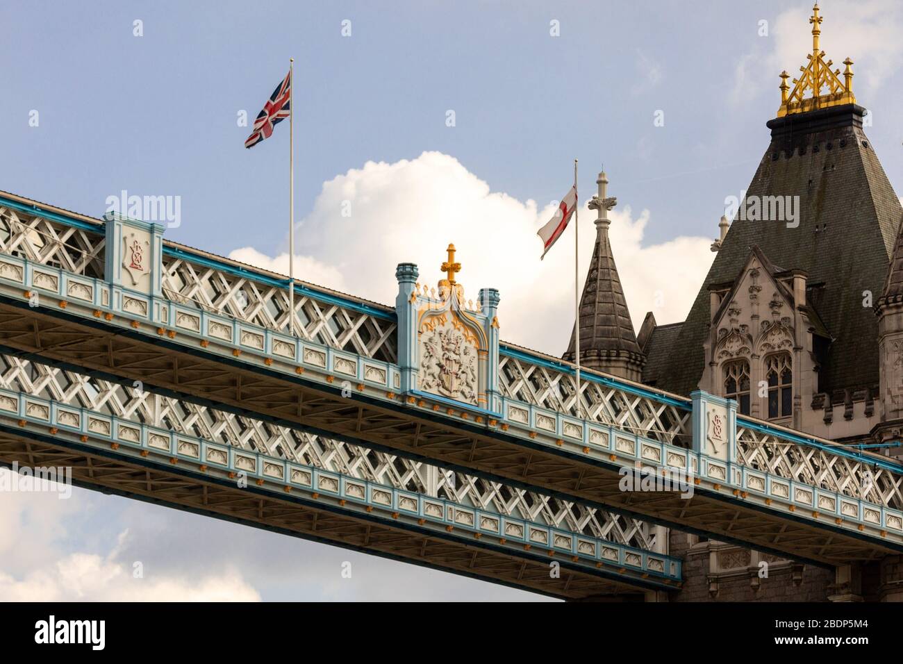 L'iconico Tower Bridge che attraversa il Tamigi a Londra, Regno Unito. Foto Stock L'iconico Tower Bridge che attraversa il Tamigi a Londra, Regno Unito. Foto Stock