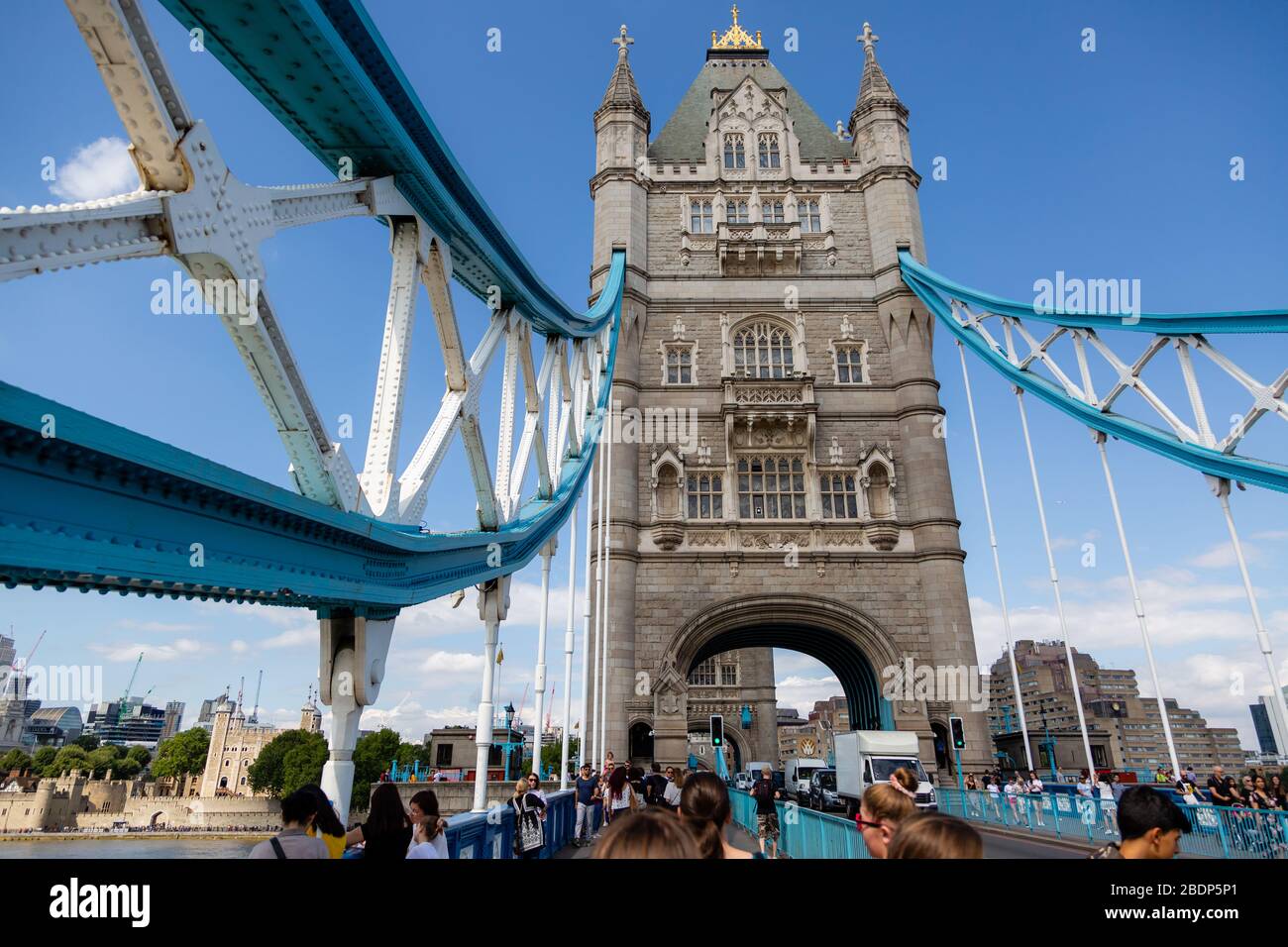 L'iconico Tower Bridge che attraversa il Tamigi a Londra, Regno Unito. Foto Stock L'iconico Tower Bridge che attraversa il Tamigi a Londra, Regno Unito. Foto Stock