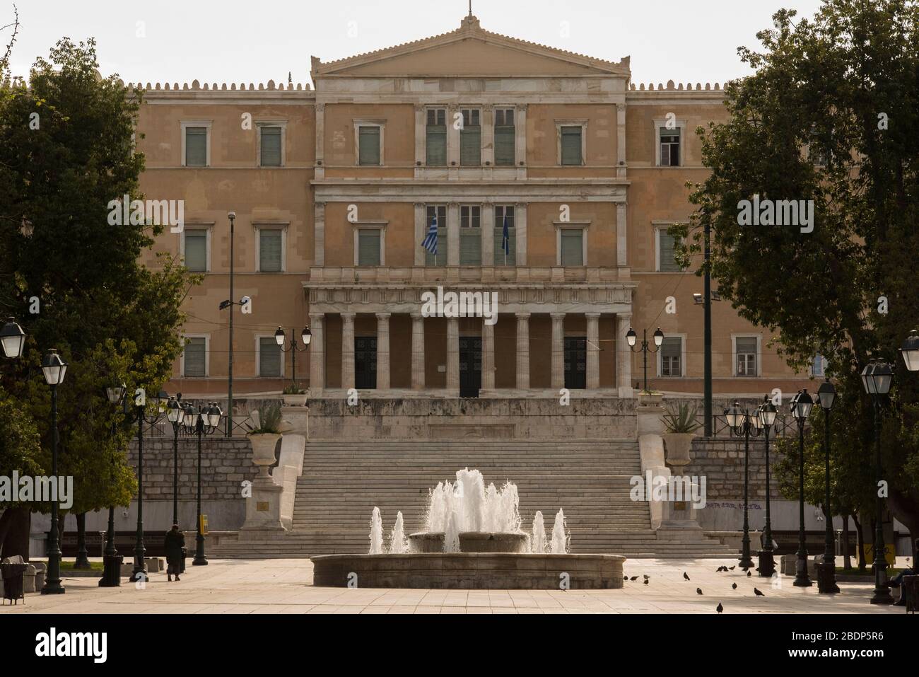 Atene, Grecia. 15 maggio 2014. Piazza Syntagma, in tutto il parlamento greco sembra deserta, mentre la polizia controlla le attestazioni delle persone per assicurarsi che abbiano un motivo per essere fuori secondo le regole di blocco. La Grecia in stato di blocco dal 22 marzo conta fino ad oggi 1884 casi confermati di Covid-19 e 83 decessi. Credit: Nikolas Georgiou/ZUMA Wire/Alamy Live News Foto Stock