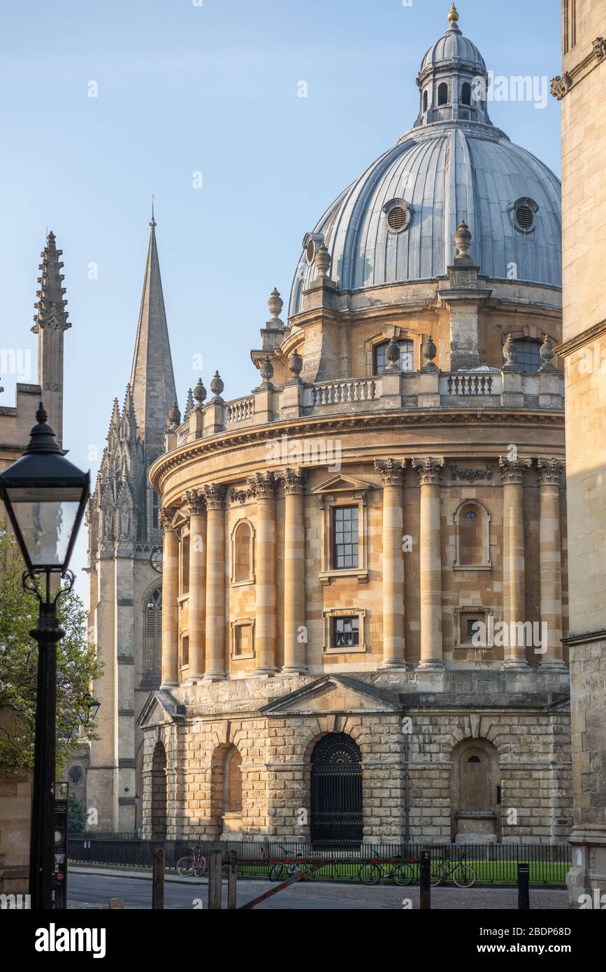 La Biblioteca Bodleiana con Radcliffe Camera e Chiesa di San Marys Foto Stock