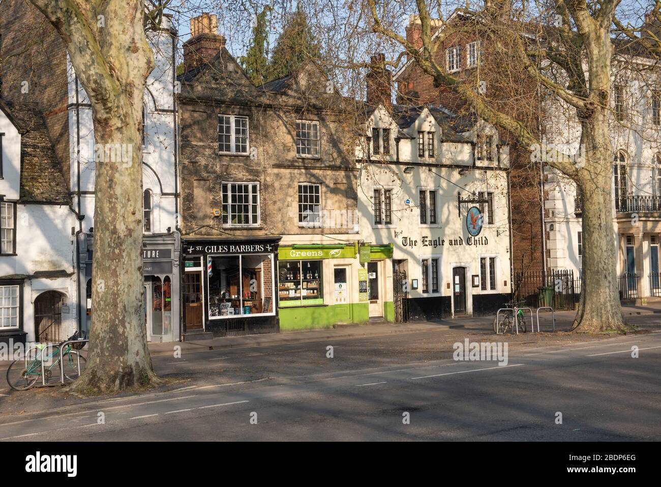 St. Giles, Oxford, deserta. Preso in consegna il fine settimana di Pasqua 2020, quando la città di Oxford era a Covid Lockdown Foto Stock