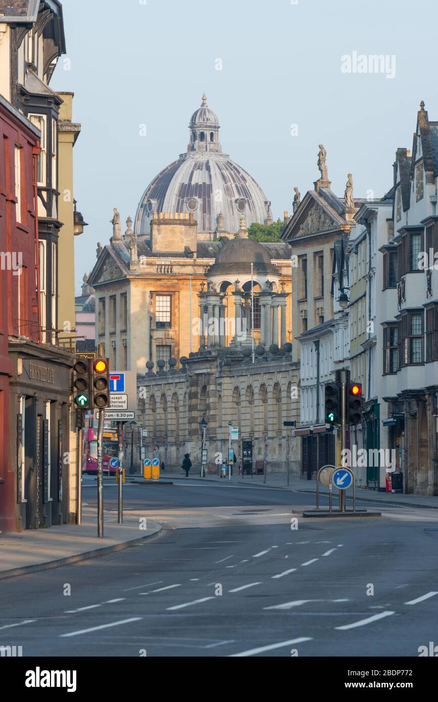 La cupola della Radcliffe Camera sorge sopra il Queens College, sulla High Street, Oxford Foto Stock
