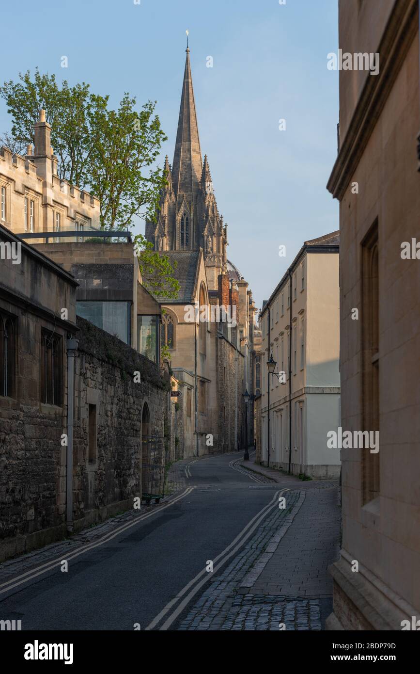 La guglia della chiesa di St. Marys sorge sopra il Maggie Lane a Oxford Foto Stock