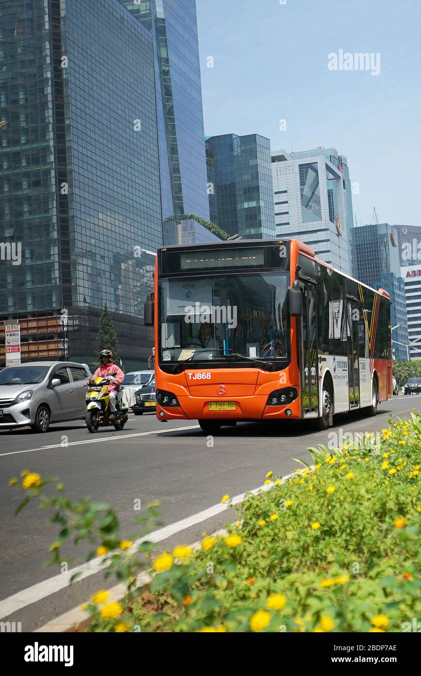 Autobus Metrotrans, Mercedes Benz, trasporto pubblico in strada principale Sudirman Street, area commerciale, Jakarta, capitale dell'Indonesia Foto Stock