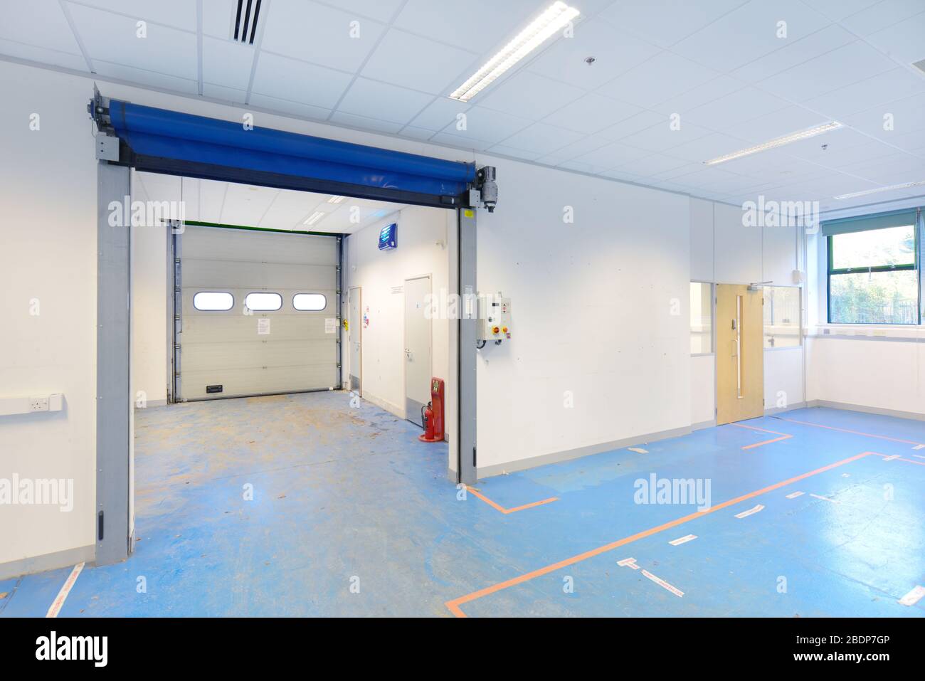 uno sportello a rulli o senza sportello di magazzino vuoto Foto Stock