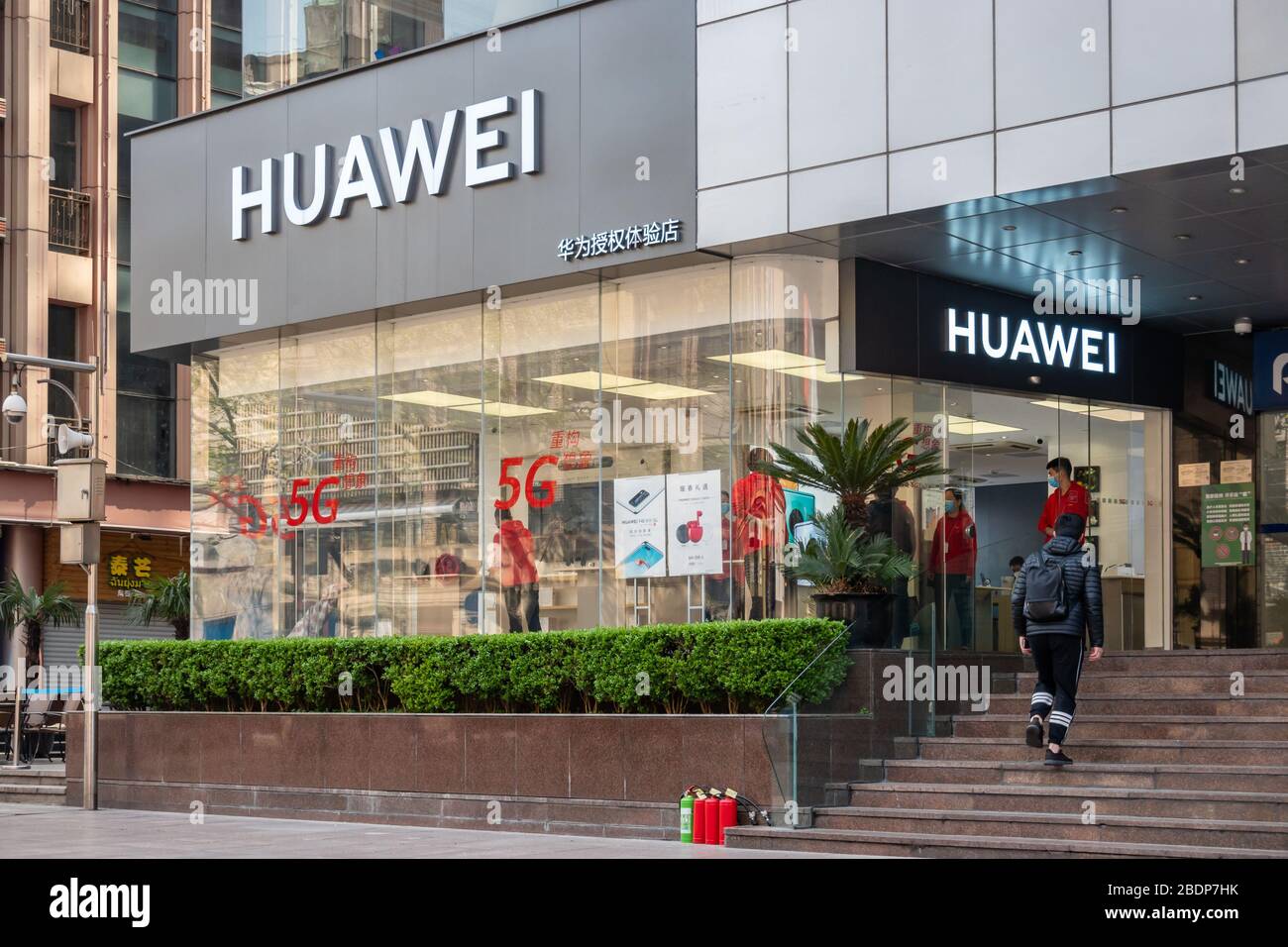 Shanghai, Cina. 9 aprile 2020. : ShanghaiÃ¯Â¼Å'CHINA-il 9 aprile 2020, Shanghai, la nuova ammiraglia della serie P40 di telefoni cellulari di huawei ha annunciato il prezzo dei canali legali, il lancio ufficiale della giornata. Prima delle 10 di mattina, i fan di huawei erano venuti al negozio ufficiale di esperienza della società sulla strada pedonale di Nanjing per controllare e scegliere i nuovi telefoni. Le scatole di luce nel mezzo della strada pedonale di Nanjing sono state sostituite con pubblicità per I telefoni HUAWEI serie P40 5G, affiancati da negozi di punta dei rivali Apple e samsung. (Credit Image: © SIPA Asi Foto Stock