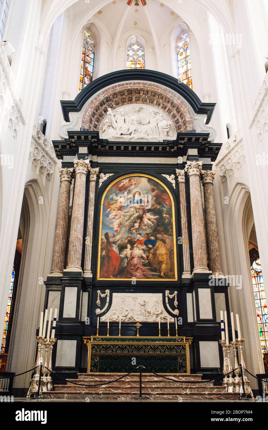 Anversa, Belgio archi interni e soffitto a volta della Cattedrale di nostra Signora in un giorno soleggiato Foto Stock