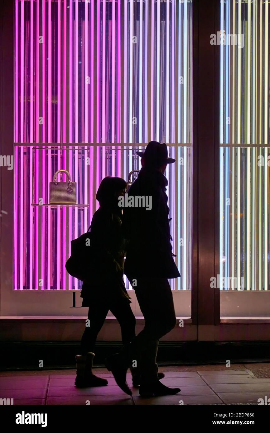 Passersby alla vetrina Dior, Mayfair, Londra Foto Stock