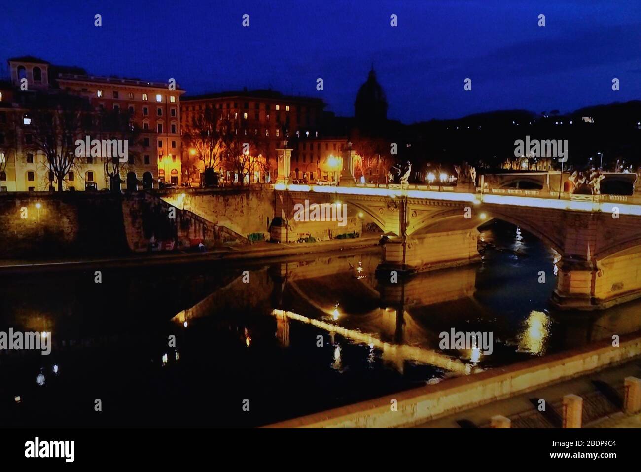 Roma - Italia, vista notturna del ponte di Vittorio Emanuele II, città deserta durante il blocco imposto dal governo pandemico coronavirus 2020 aprile Foto Stock