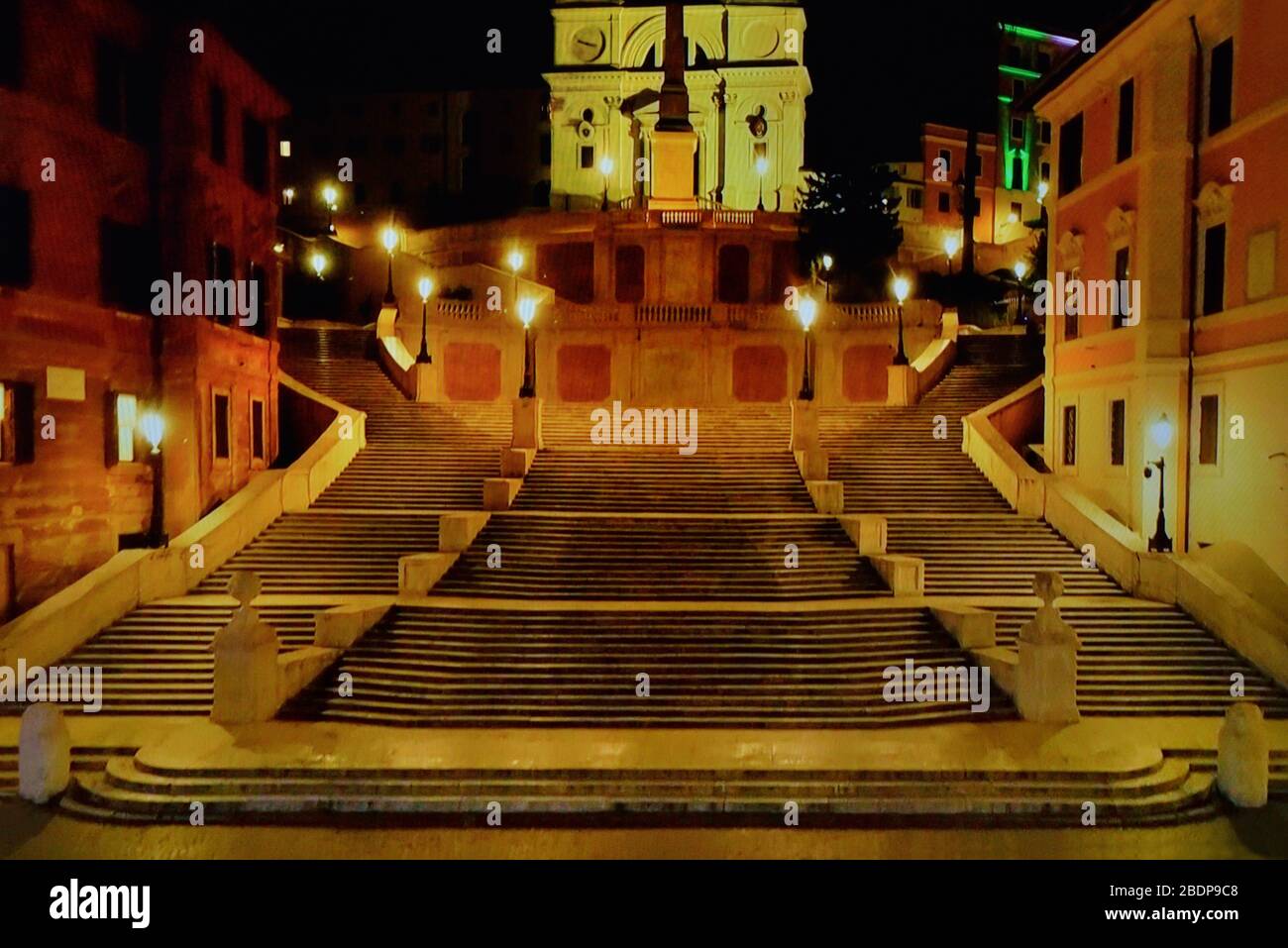 Roma - Italia, vista notturna di Piazza di Spagna nella città deserta durante il blocco imposto dal governo pandemico coronavirus aprile 2020 Foto Stock