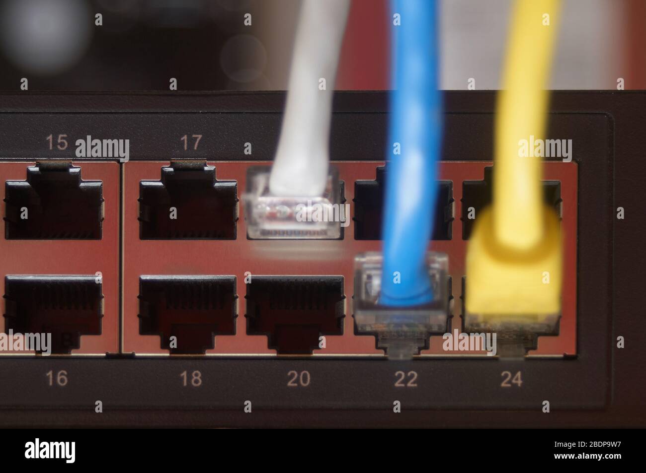 Hub ethernet per montaggio su rack con tre cavi e slot vuoti. Concetto tecnico, elettronico e IT Foto Stock
