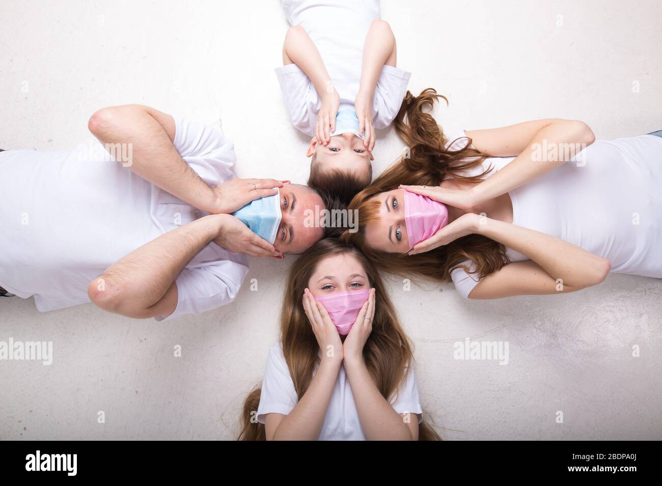 adulti e bambini usano maschere mediche Foto Stock