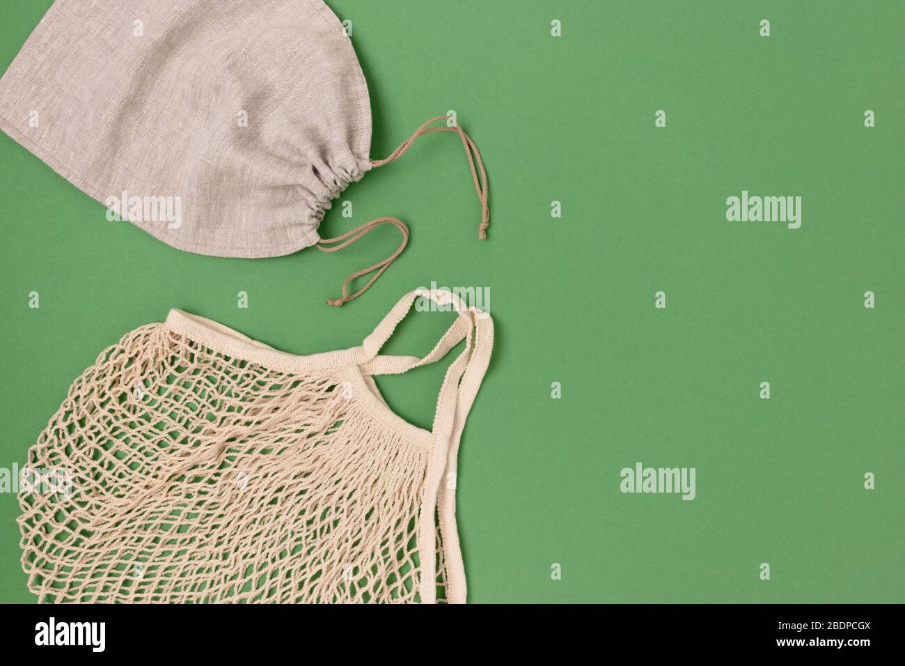 Borse eco-commerciali riutilizzabili su sfondo verde pastello. Concetto senza plastica con spazio di copia. Foto Stock