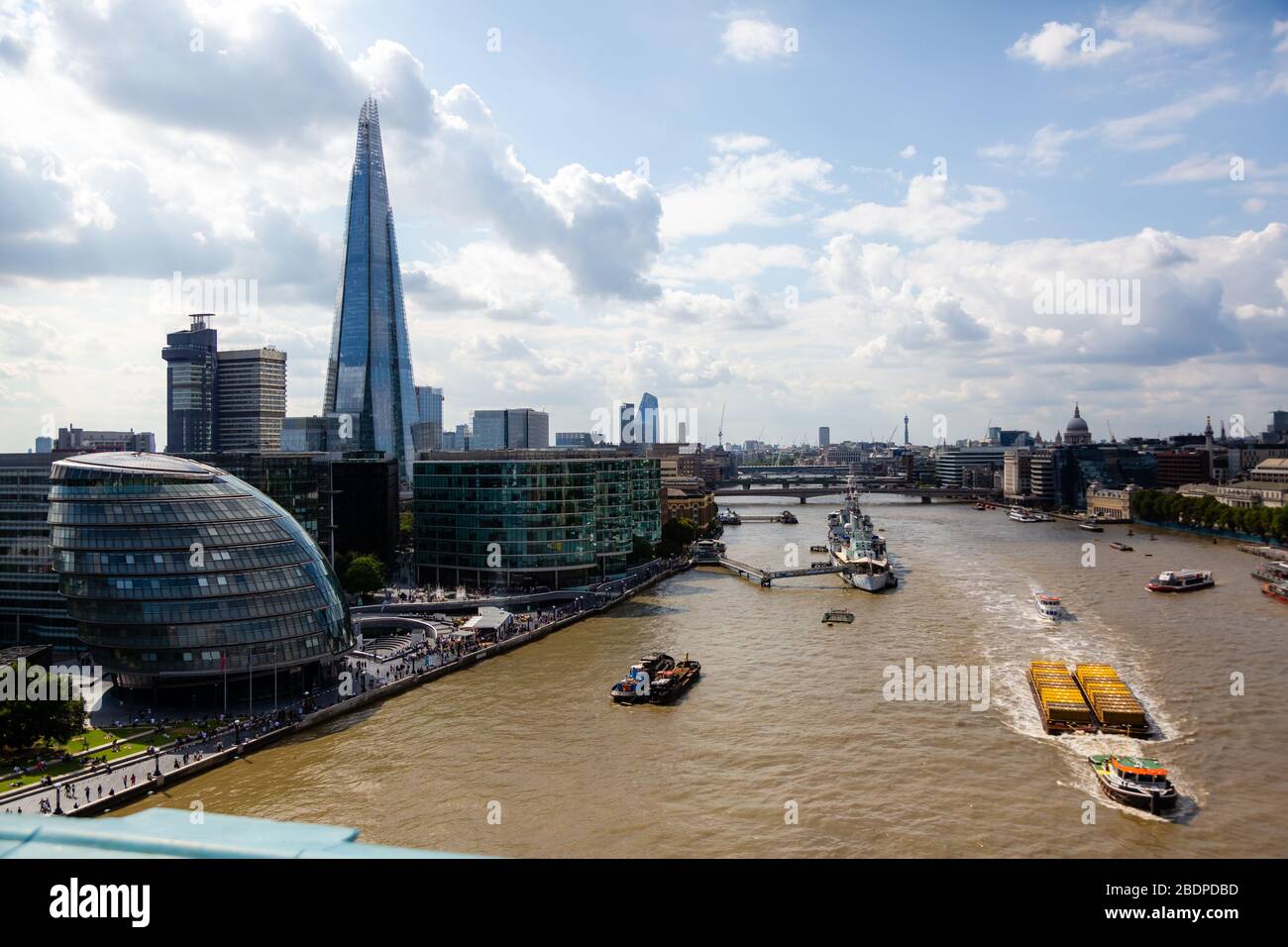 La riva sud del Tamigi visto dal Tower Bridge. Mostra la HMS Belfast e l'edificio degli uffici Shard. Foto Stock