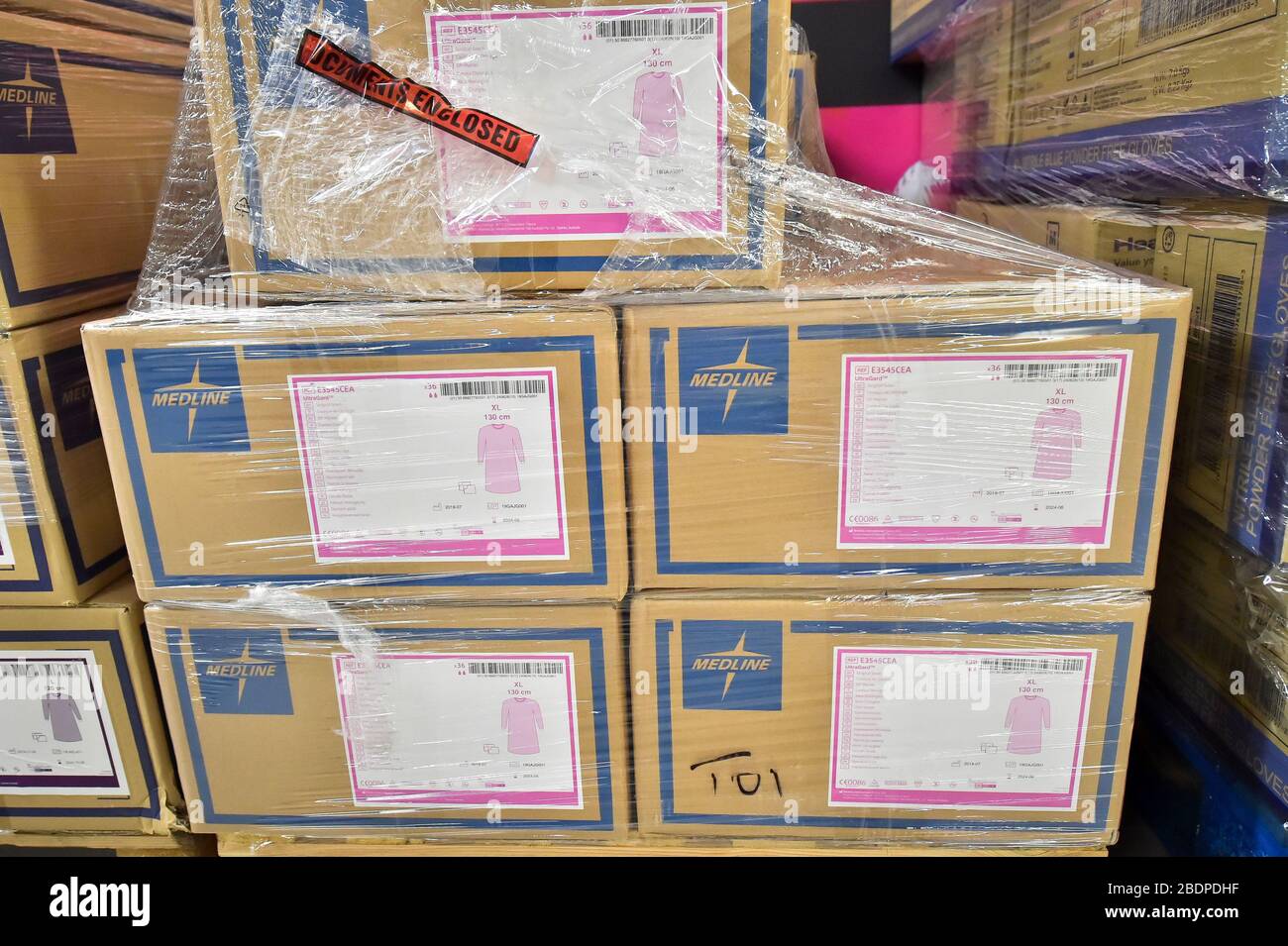 RITRASMISSIONE DELLA RIMOZIONE DI scatole DI EMBARGO di abiti chirurgici medici all'interno del Principato Stadium, Cardiff, che è stato trasformato in un ospedale a 2000 letti per aiutare a combattere il coronavirus. Foto Stock