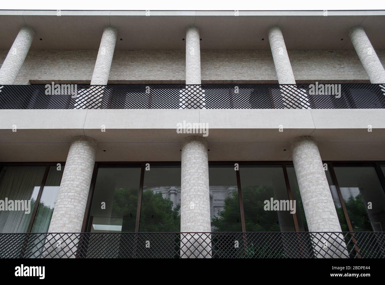 Portland Stone Facade Elevation Bronze Balcony One Kensington Gardens Road, Londra W8 by David Chipperfield Architects Foto Stock