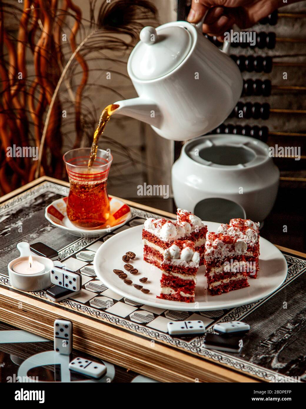 tè nero in armudu vetro e dessert Foto Stock